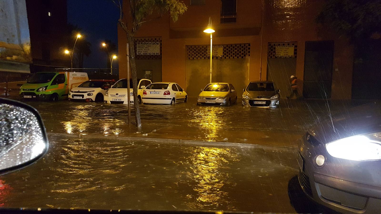 La tromba de agua y la tormenta eléctrica que ha sorprendido a la provincia durante la madrugada y lo que va de mañana, más fuerte de la que inicialmente estaba prevista, ha dejado ya acumulados de más de 50 litros por metro cuadrado en el interior