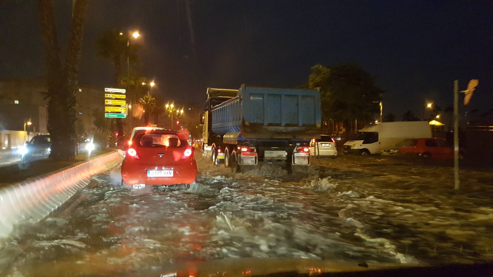 La tromba de agua y la tormenta eléctrica que ha sorprendido a la provincia durante la madrugada y lo que va de mañana, más fuerte de la que inicialmente estaba prevista, ha dejado ya acumulados de más de 50 litros por metro cuadrado en el interior