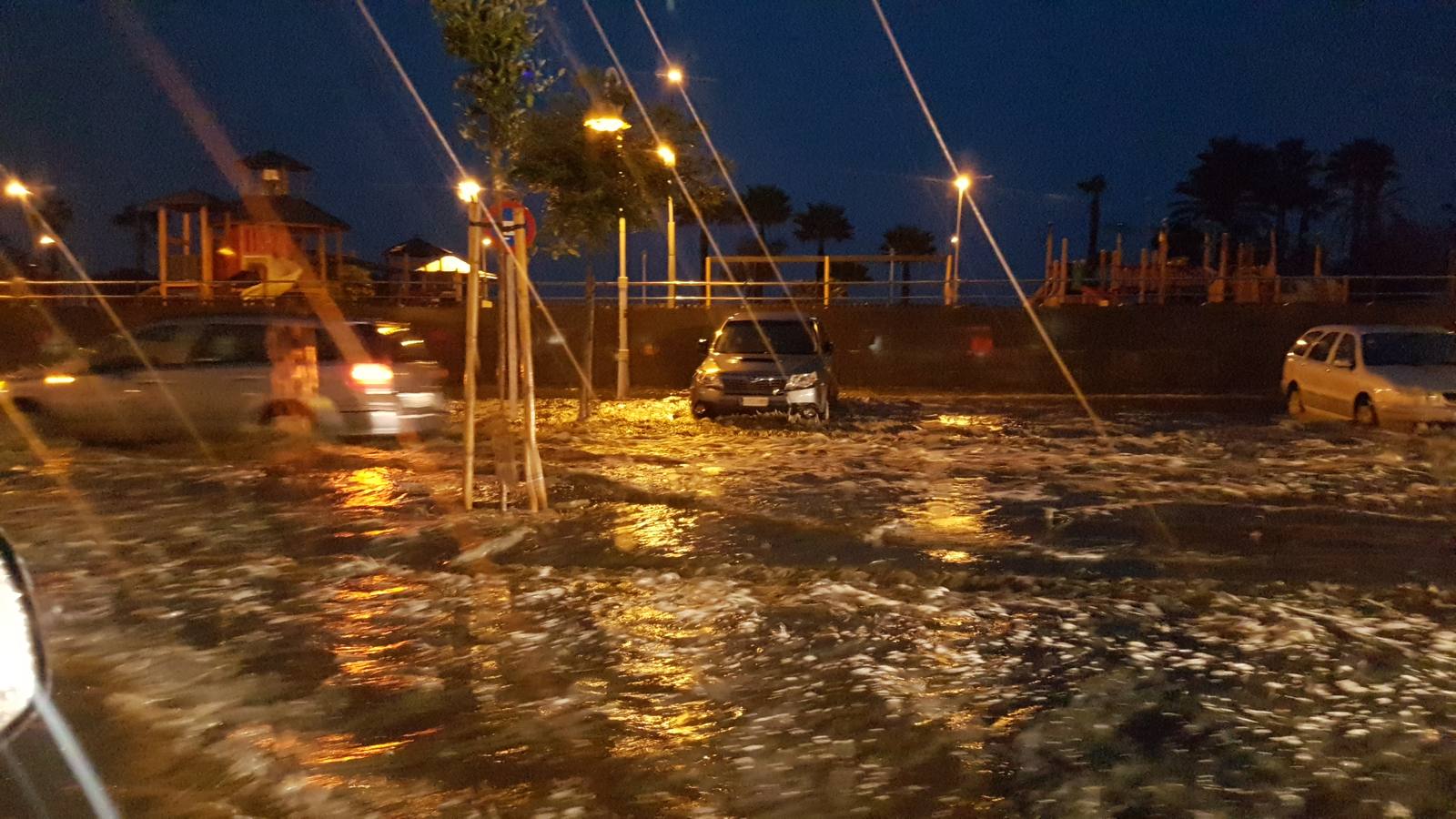 La tromba de agua y la tormenta eléctrica que ha sorprendido a la provincia durante la madrugada y lo que va de mañana, más fuerte de la que inicialmente estaba prevista, ha dejado ya acumulados de más de 50 litros por metro cuadrado en el interior