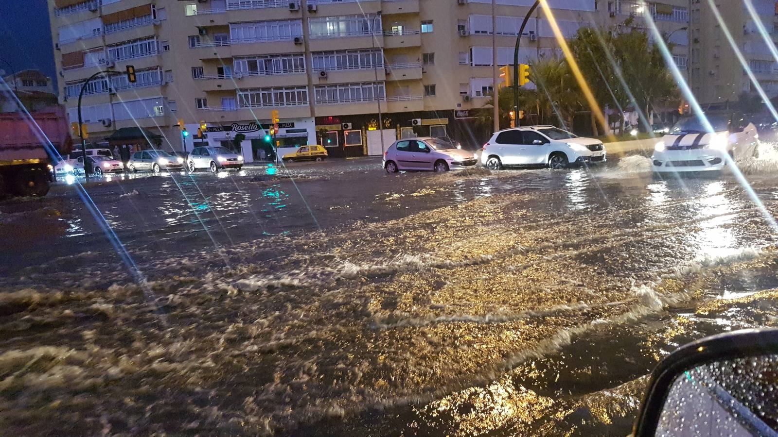 La tromba de agua y la tormenta eléctrica que ha sorprendido a la provincia durante la madrugada y lo que va de mañana, más fuerte de la que inicialmente estaba prevista, ha dejado ya acumulados de más de 50 litros por metro cuadrado en el interior