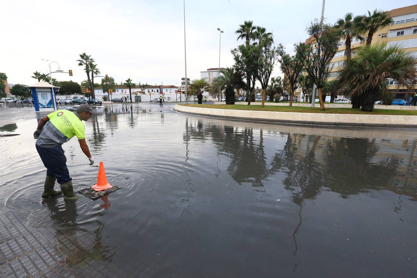 La tromba de agua y la tormenta eléctrica que ha sorprendido a la provincia durante la madrugada y lo que va de mañana, más fuerte de la que inicialmente estaba prevista, ha dejado ya acumulados de más de 50 litros por metro cuadrado en el interior