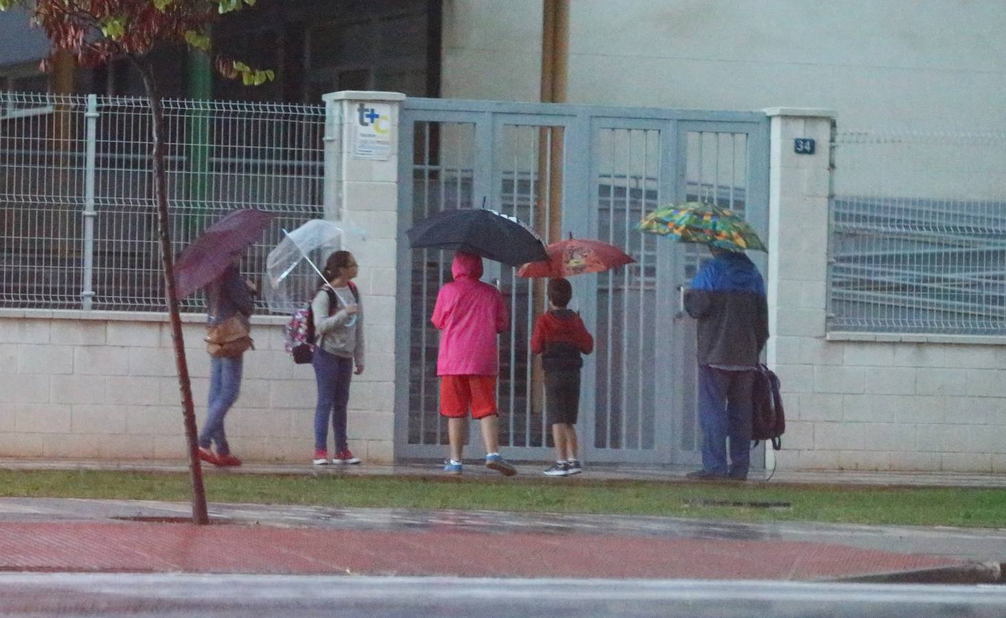 La tromba de agua y la tormenta eléctrica que ha sorprendido a la provincia durante la madrugada y lo que va de mañana, más fuerte de la que inicialmente estaba prevista, ha dejado ya acumulados de más de 50 litros por metro cuadrado en el interior