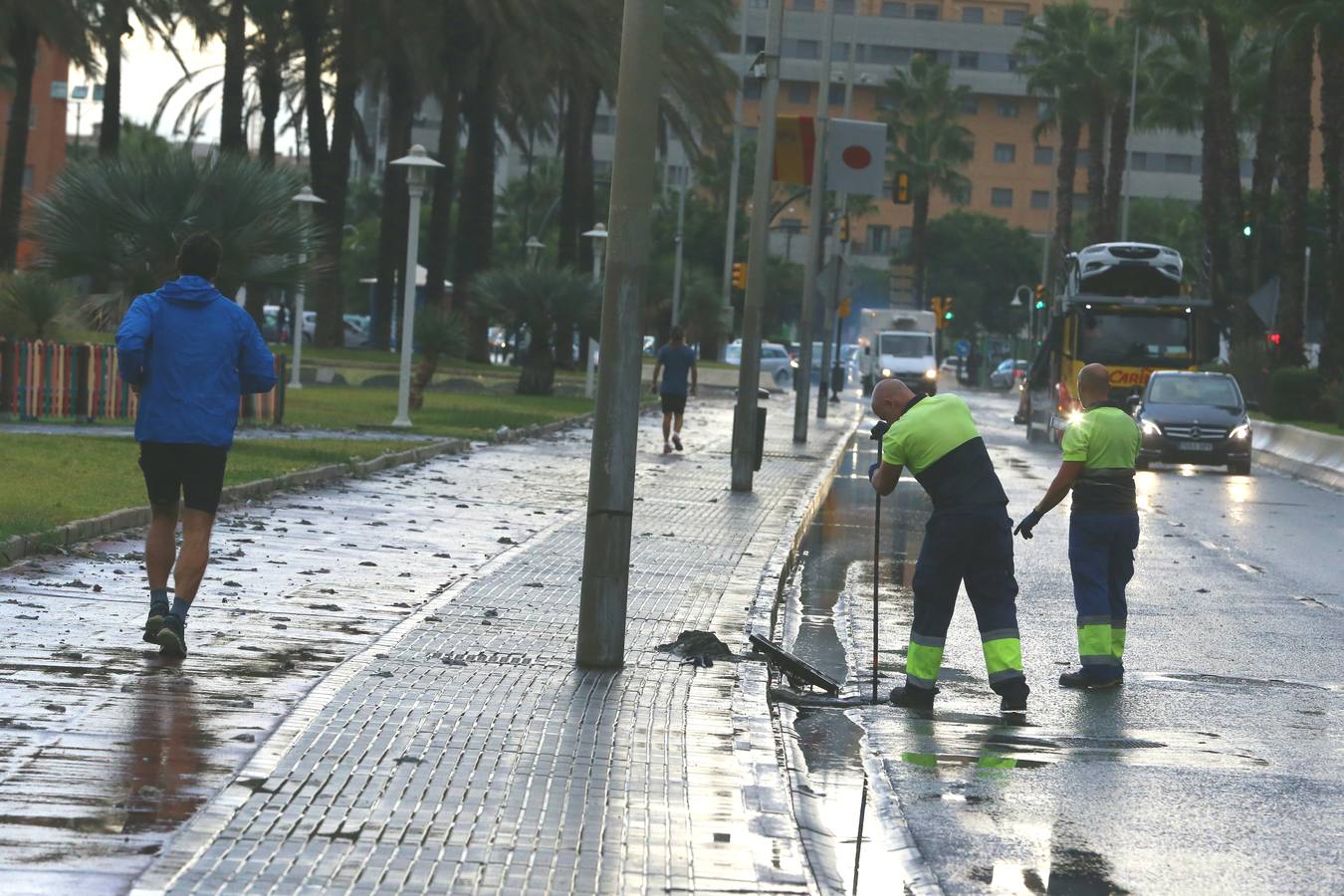 La tromba de agua y la tormenta eléctrica que ha sorprendido a la provincia durante la madrugada y lo que va de mañana, más fuerte de la que inicialmente estaba prevista, ha dejado ya acumulados de más de 50 litros por metro cuadrado en el interior