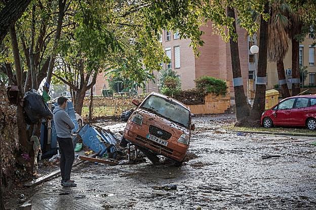 Aspecto de una calle en Jerez tras la tromba de agua de la mañana de ayer. 