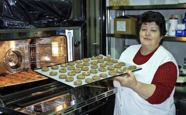 Rosario Ginés hace pan de cortijo en Cuevas de San Marcos