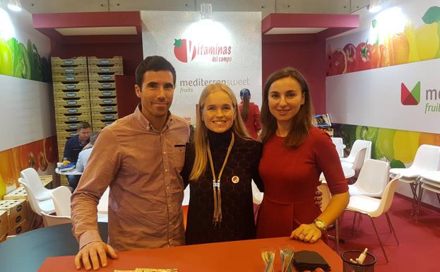 La gerente de la empresa, Nadezda Kuryanova, en el centro, junto a otros miembros de la misma en Fruit Attraction.