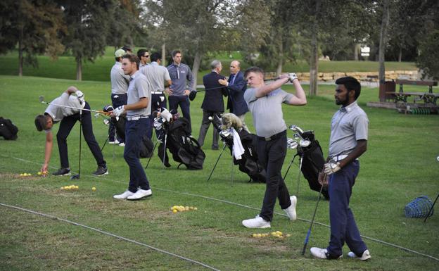 Miembros del UGPM entrenando en el Guadalhorce Club de Golf. 
