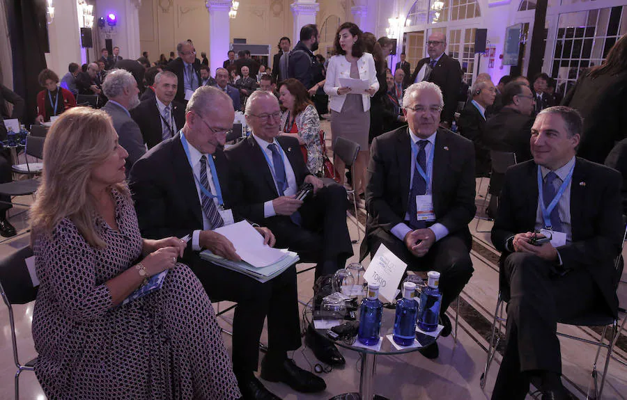 De la Torre, con Bendodo y otras autoridades presentes en el foro 