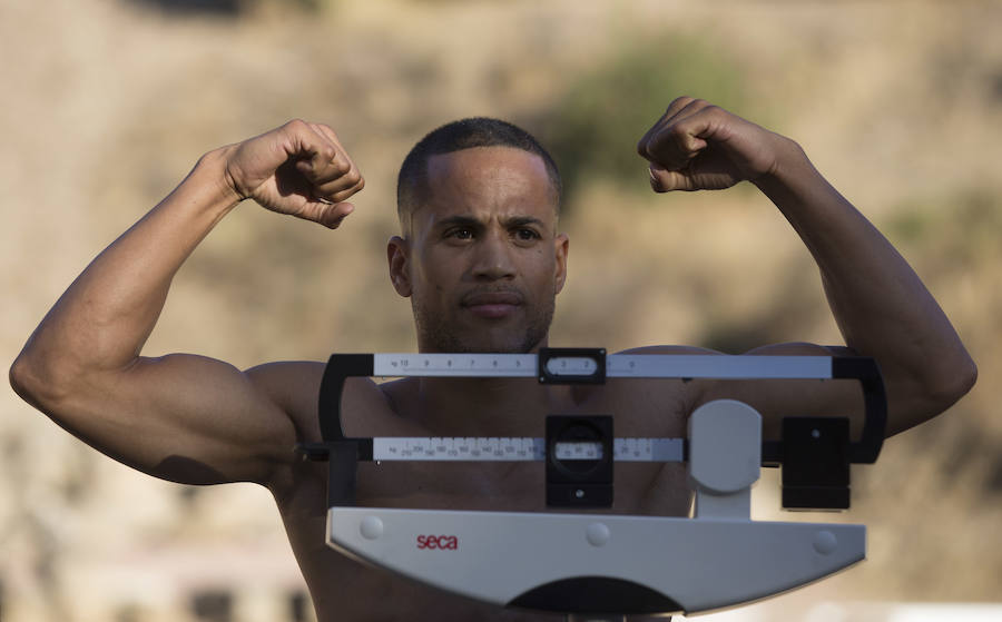 Málaga capital acoge el pesaje oficial de la velada internacional de boxeo que se desarrollará el sábado en el Palacio de los Deportes Martín Carpena.