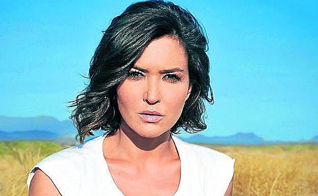 La periodista Alejandra Andrade, en uno de sus reportajes. :: R. C.