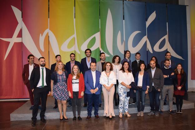 Foto de familia de los premiados, ayer en la sede de Turismo Andaluz. :: sur