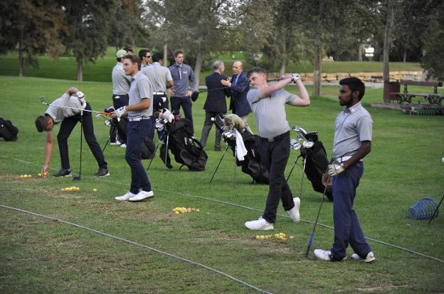 Miembros del UGPM entrenando en el Guadalhorce Club de Golf. :: francis silva
