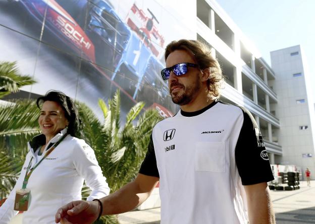 Alonso camina hacia el 'paddock' en Sochi (Rusia). :: efe