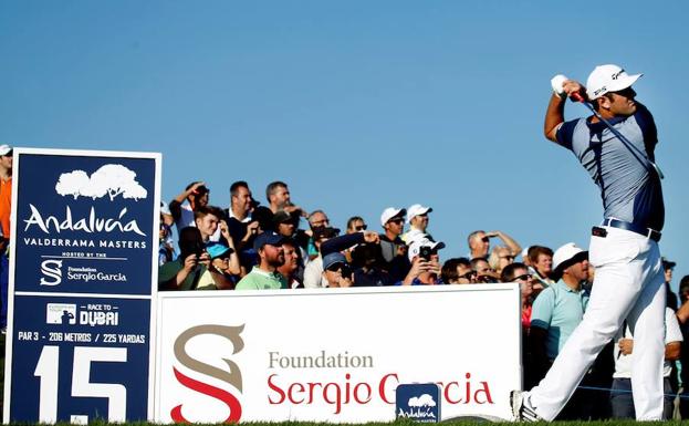 El español Jon Rahm lanza su bola en la salida del hoyo 15 en la segunda jornada del Andalucía Valderrama Masters. 