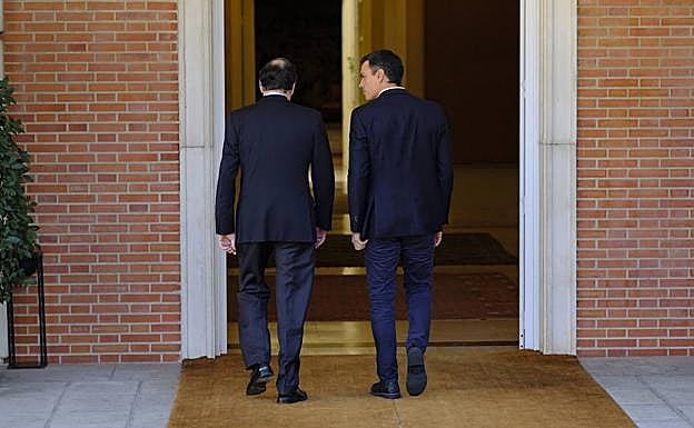 Rajoy y Sánchez se dirigen a la reunión que mantuvieron el pasado 2 de octubre en Moncloa.