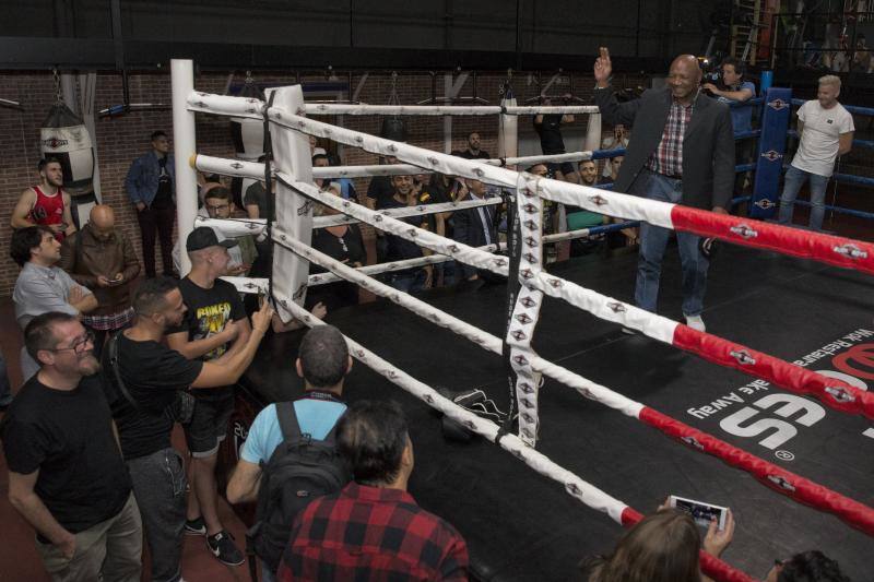 El legendario púgil estadounidense se encuentra en la capital para dar un impulso al deporte en la ciudad