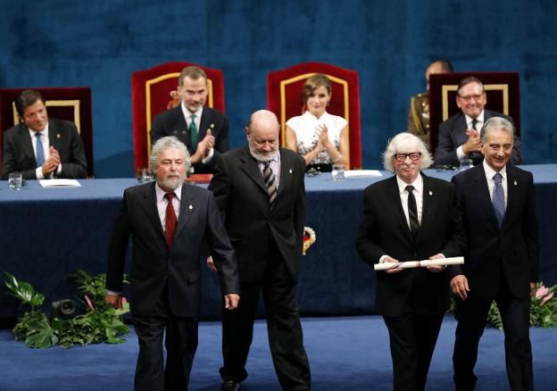  Los componentes de Les Luthiers, tras recibir de manos del rey Felipe el Premio Princesa de Asturias 2017 de Comunicación y Humanidades. :: José Luis Cereijido / Efe