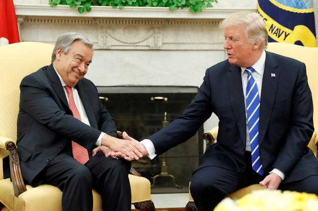 Apretón de manos entre Guterres y Trump en la Casa Blanca. 