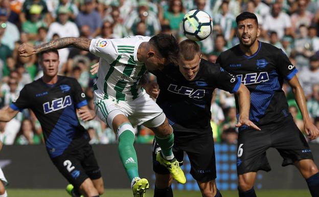 Sanabria cabecea un balón a gol ante el Alavés.