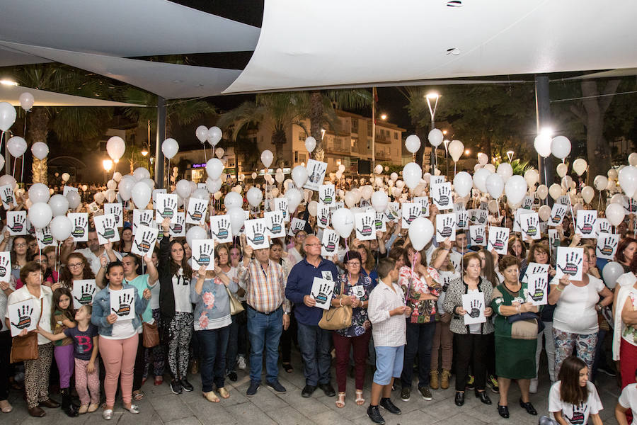 Cientos de personas toman las calles del municipio donde vivía la pequeña para demostrar su apoyo a los familiares, que piden que no se cierre el caso