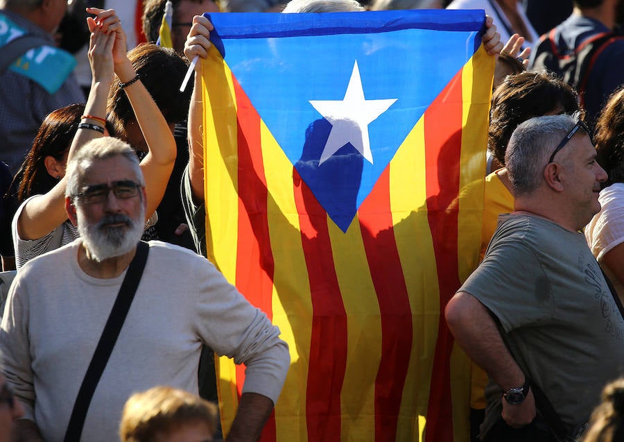 Miles de personas, con el Govern al frente, se manifiestan contra la aplicación del 155 y piden la liberación de los 'Jordis'.