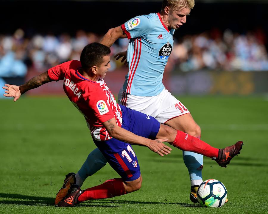 El Atlético de Madrid vence por 0-1 en Balaídos ante un Celta que no pierde cara al encuentro, con un juego muy intenso. La imagen del choque es la grada cerrada a cerca de 8.000 aficionados al club vigués.