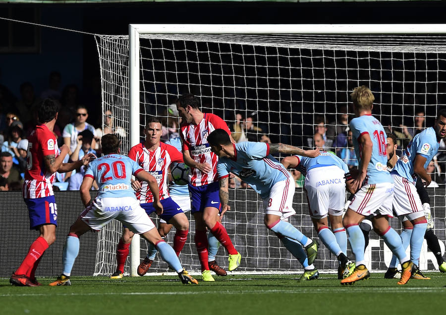 El Atlético de Madrid vence por 0-1 en Balaídos ante un Celta que no pierde cara al encuentro, con un juego muy intenso. La imagen del choque es la grada cerrada a cerca de 8.000 aficionados al club vigués.