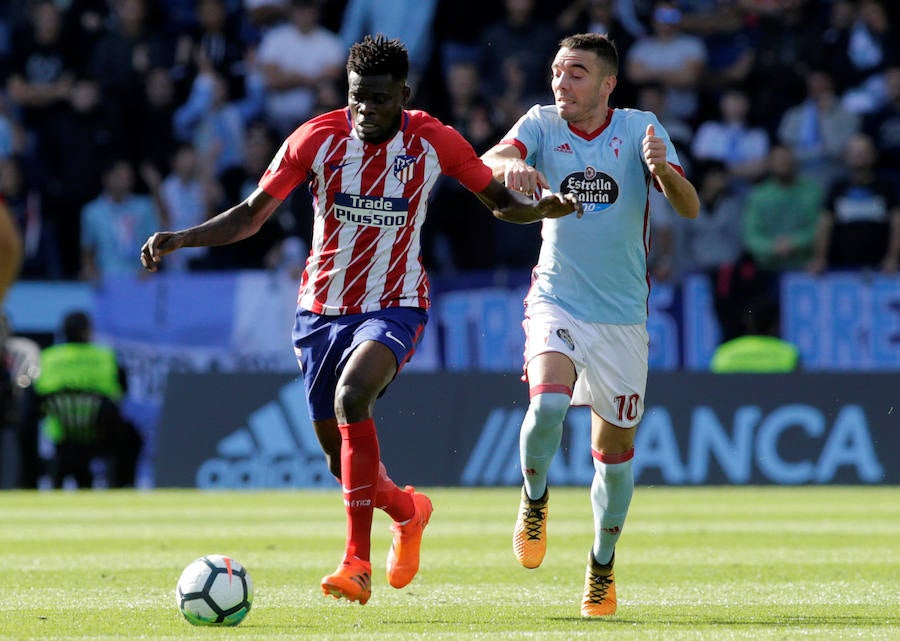 El Atlético de Madrid vence por 0-1 en Balaídos ante un Celta que no pierde cara al encuentro, con un juego muy intenso. La imagen del choque es la grada cerrada a cerca de 8.000 aficionados al club vigués.