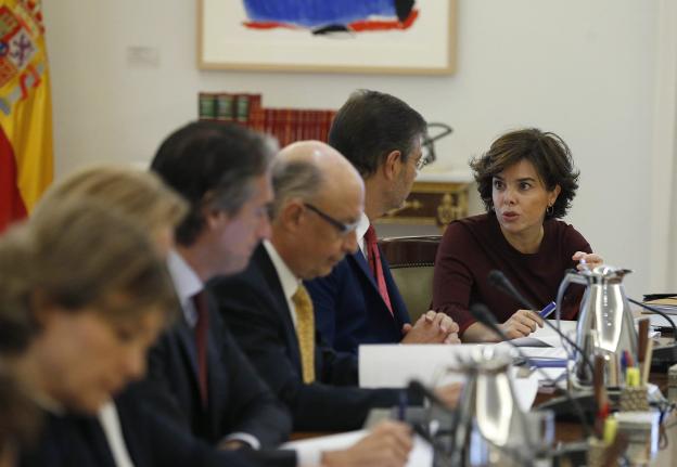 Sáenz de Santamaría, Catalá y Montoro, ayer en el Consejo de Ministros. :: efe