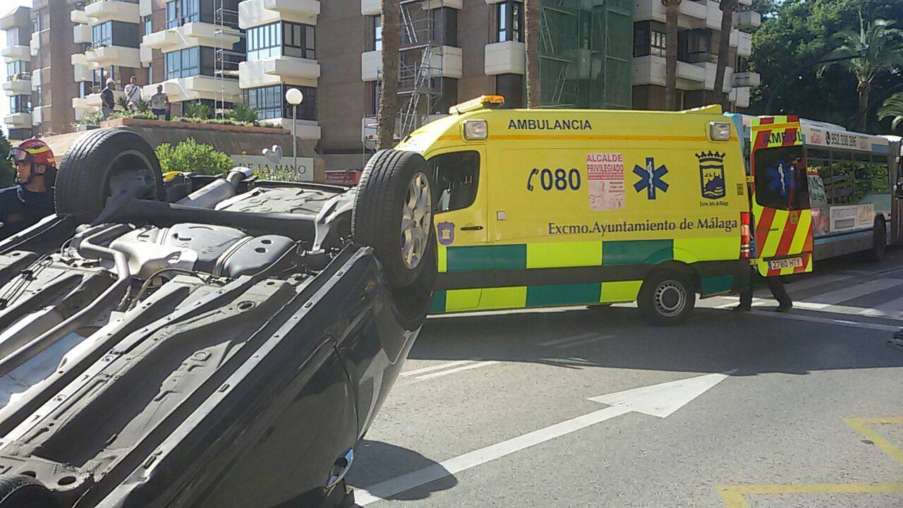 El vuelco de un vehículo ha obligado a desviar la circulación