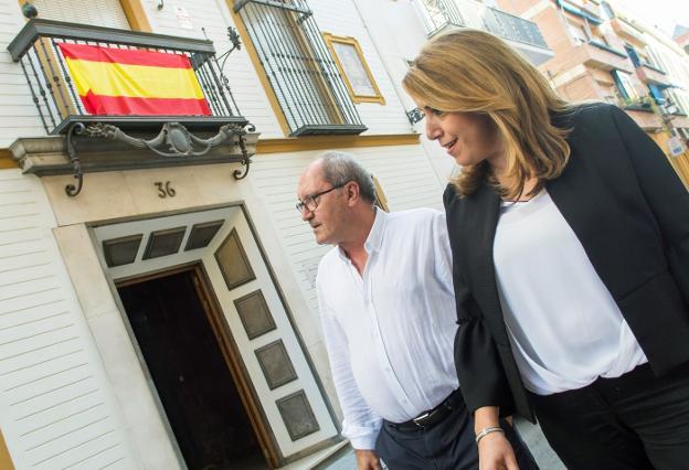 Juan Cornejo y Susana Díaz, camino de la sede regional del PSOE en Sevilla. 