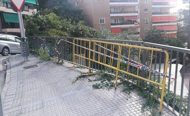 El tramo de la barandilla rota aparece cubierto con unas vallas y cinta de la Policía Local.