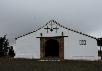 Imagen secundaria 1 - Al fondo, Estación de Cártama. Ermita de las Tres Cruces. Algarrobo junto a carril asfaltado