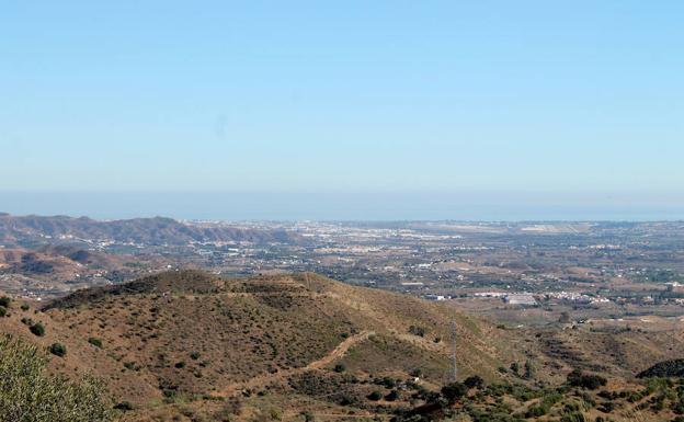 Imagen principal - Vista de la Bahía de Málaga. | Ante la falta de señales de la propia ruta habrá que estar atentos a las que indican la dirección de la ermita. | Punto de partida desde Puerto Blasón