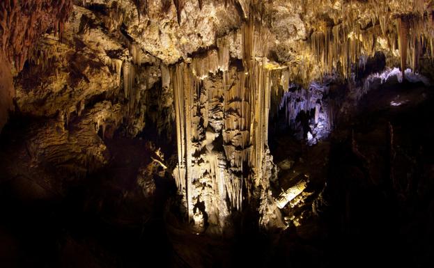 La Cueva de Nerja quiere dar el salto a Patrimonio Mundial con un poema gigante