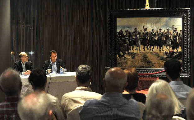 Augusto Ferrer-Dalmau (derecha), junto a Pablo Aranda, explica el cuadro ‘La degollá’ en el Aula de SUR