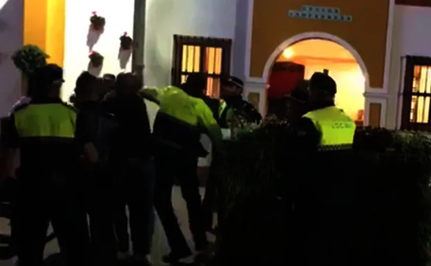 Cinco detenidos y policías locales heridos en una reyerta en el último día de la feria de San Pedro