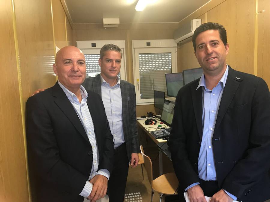 López Nieto, en la sala de VAR en San Siro el pasado domingo junto a otros dos miembros de LaLiga, Luis Gil y Sergio Sánchez Castañer, en los prolegómenos del Milan-Génova.