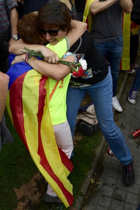 En el momento en el que se comunicaba la decisión del Parlament, la alegría y la emoción ha estallado en la plaza Sant Jaume