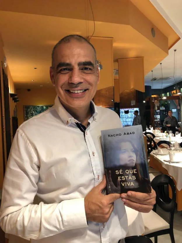 El periodista Nacho Abad posa con su nuevo libro. :: sur