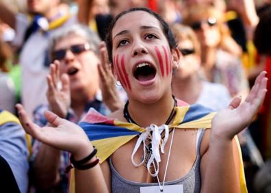 Imagen secundaria 1 - Arriba: alcaldes soberanistas enarbolan sus bastones de mando. Abajo izq.: manifestación alrededor del Parlament. Abajo d.: Carles Puigdemont durante el pleno del Parlament.