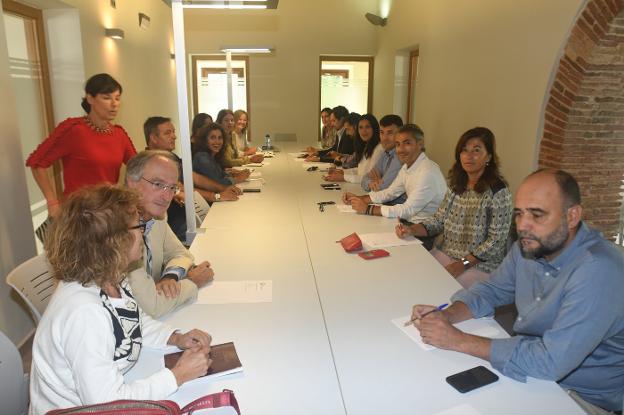 Miembros del Consejo Asesor de Comercio y Empresa, ayer, reunidos en el Hospitalillo. :: josele-lanza