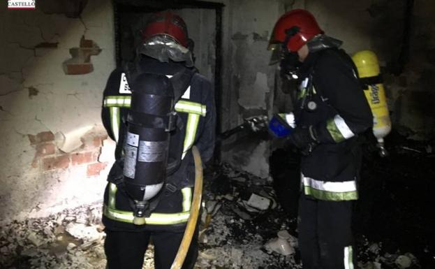 Los bomberos sofocando el incendio.