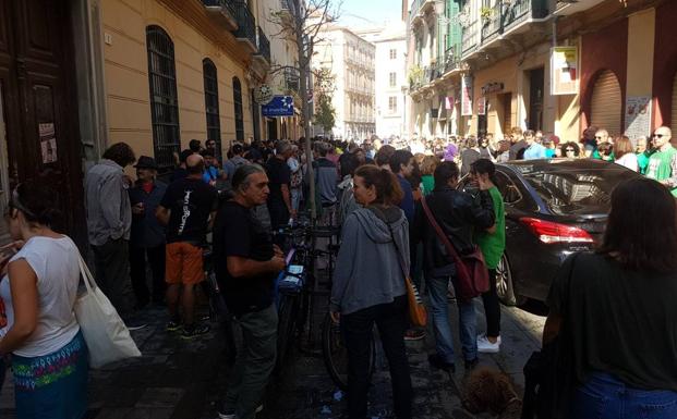Unas 500 personas asisten a la protesta convocada por La Invisible para reclamar la gestión directa el edificio