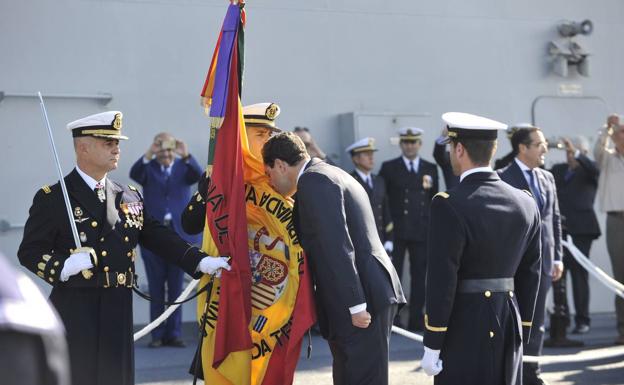 Juanma Moreno besa la bandera 