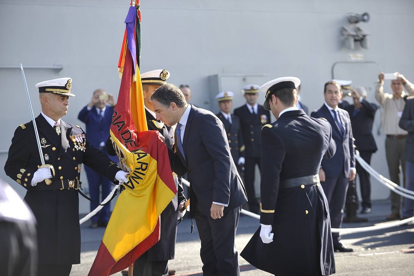 Fotos de la jura de bandera civil en el portaaviones Juan carlos I en Málaga (I)