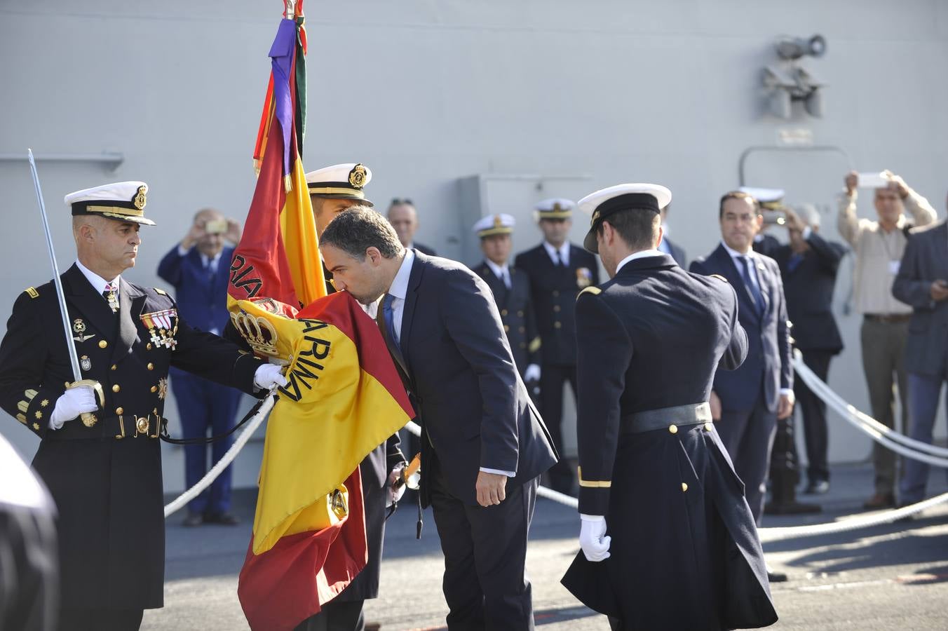 Fotos de la jura de bandera civil en el portaaviones Juan carlos I en Málaga (I)