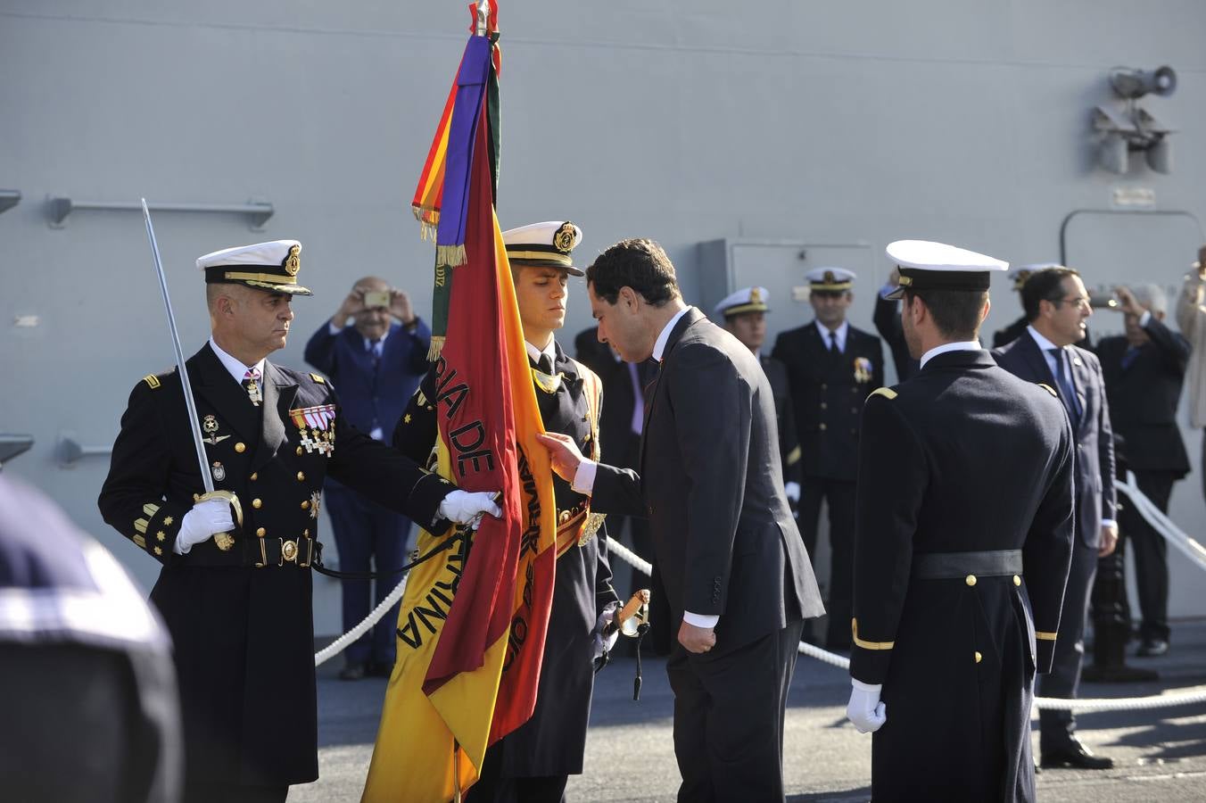 Fotos de la jura de bandera civil en el portaaviones Juan carlos I en Málaga (I)