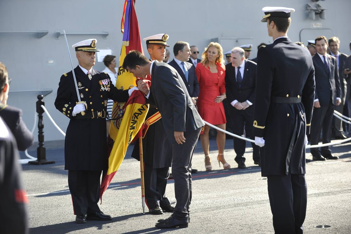 Fotos de la jura de bandera civil en el portaaviones Juan carlos I en Málaga (I)