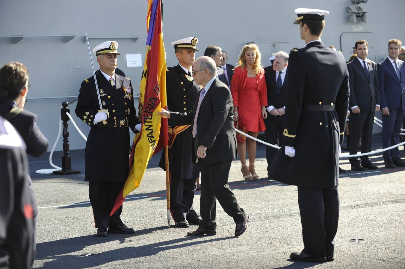 Fotos de la jura de bandera civil en el portaaviones Juan carlos I en Málaga (I)